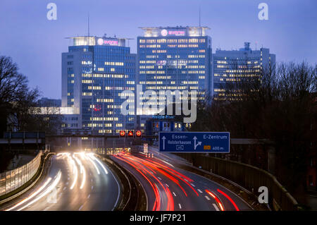 Essen-Stadt-Panorama mit der Autobahn A40 und den Gebäuden von Evonik, Essen, Nordrhein-Westfalen, Deutschland, Europa, Essener Stadtansicht Mit der Au Stockfoto