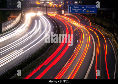 Rush Hour, Autobahn A40, Essen, Nordrhein-Westfalen, Deutschland, Europa, Berufsverkehr, Autobahn A40, Essen, Nordrhein-Westfalen, Deutschland, Europa Stockfoto