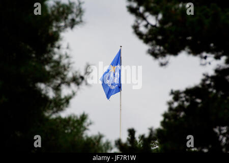 Flagge der Weltmeteorologischen Organisation (WMO) winkt in Genf Stockfoto