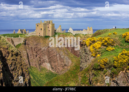 Touristen, die gerne am Dunnottar Castle, zerstörten mittelalterlichen Festung in der Nähe von Stonehaven auf Klippe entlang der Nordsee Küste, Aberdeenshire, Schottland, UK Stockfoto