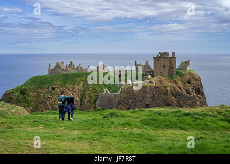 Touristen, die gerne am Dunnottar Castle, zerstörten mittelalterlichen Festung in der Nähe von Stonehaven auf Klippe entlang der Nordsee Küste, Aberdeenshire, Schottland, UK Stockfoto