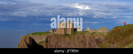 Touristen auf der Suche am Dunnottar Castle, zerstörten mittelalterlichen Festung in der Nähe von Stonehaven auf Klippe entlang der Nordsee Küste, Aberdeenshire, Schottland, UK Stockfoto