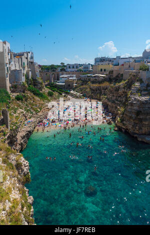 Polignano a Mare (Puglia, Italien) - die berühmte Sea-Stadt in der Provinz Bari, Süditalien. Das Dorf steigt auf Felssporn über der Adria Stockfoto