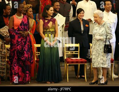 Königin Elizabeth II fährt nach posiert für ein Gruppenfoto vor dem Buckingham Palace in London, während der Königin Young Leaders Awards. Stockfoto