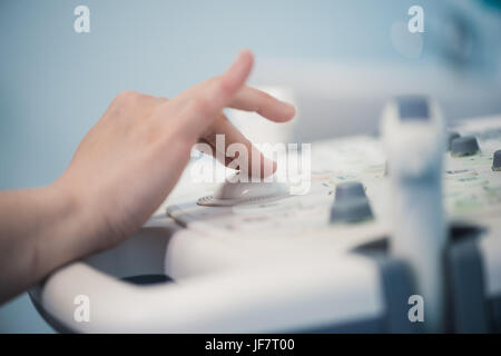 Geschickte Sonographer Ultraschallgerät am Arbeitsplatz verwenden. Stockfoto