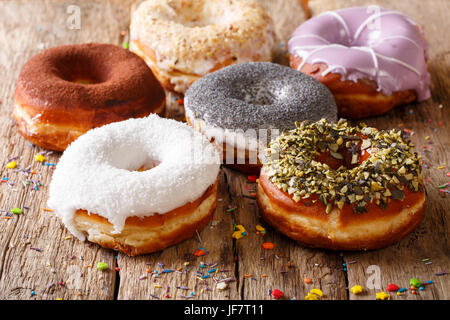 Frisch gebackene Donuts mit Glasur Nahaufnahme auf einem Tisch gedeckt. horizontale Stockfoto