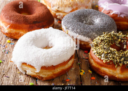 Leckere glasierte bunte Donuts close-up auf einem Tisch. horizontale Stockfoto