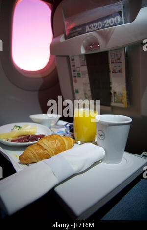 FRANKFURT, Deutschland - 21. Januar 2017: Frühstück in einem Flugzeug in der Lufthansa Business Class mit frischem Kaffee, Orangensaft, Käse und Speck Stockfoto