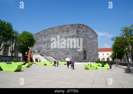 Wien, Österreich - 29. April 2017: Mumok Museum moderner Kunst - Museum für moderne Kunst in das Museumsquartier mit jungen Menschen auf den Bänken vor kühlen. Gegründet im Jahr 2001 Stockfoto