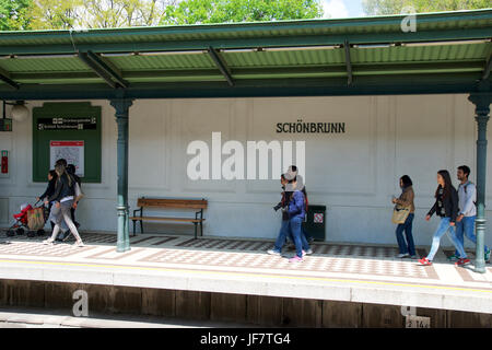 Wien, Österreich - 30. April 2017: Passagiere gehen und warten auf einen Zug in der u-Bahn oder Straßenbahn Station Schönbrunn Stockfoto
