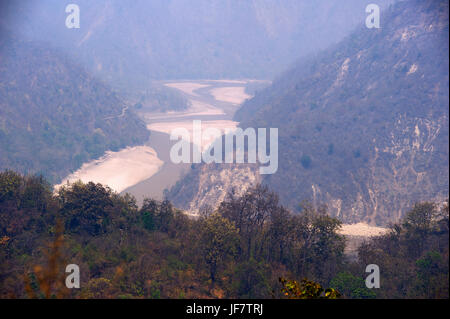 Sarda-Fluss in der Ferne wie aus Thak Dorf, Uttarakhand, Indien Stockfoto