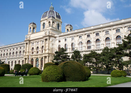 Wien, Österreich - 29. April 2017: Schöne Aussicht auf die berühmte Naturhistorischen Museum Naturhistorisches Museum mit Park und Skulptur, von Maria-Theresien-Platz aus gesehen Stockfoto