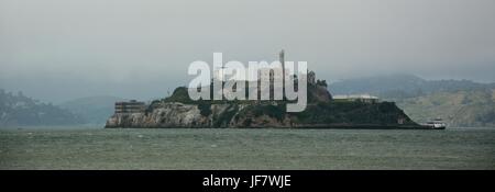 Insel Alcatraz in der Bucht von San Francisco-Blick vom Pier 39 in North Beach in San Francisco, am 26. April 2017, Kalifornien USA Stockfoto