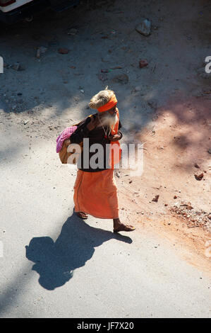 Indische Pilger zu Fuß auf der Straße Rudraprayag, Uttarakhand, Indien Stockfoto