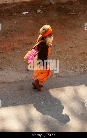 Indische Pilger zu Fuß auf der Straße Rudraprayag, Uttarakhand, Indien Stockfoto