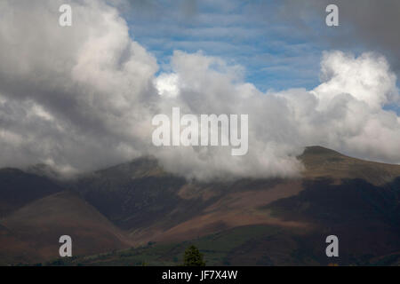 Cloud-streaming über den Gipfel des Skiddaw von Crow Park Keswick Frühling The Lake District Cumbria England Stockfoto