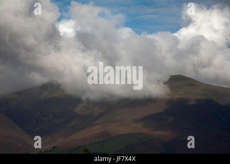 Cloud-streaming über den Gipfel des Skiddaw von Crow Park Keswick Frühling The Lake District Cumbria England Stockfoto