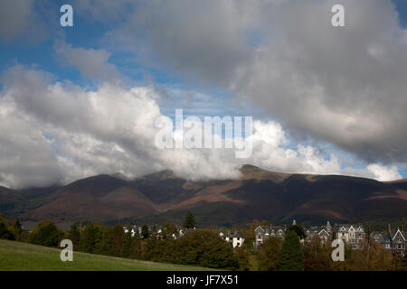 Cloud-streaming über den Gipfel des Skiddaw von Crow Park Keswick Frühling The Lake District Cumbria England Stockfoto