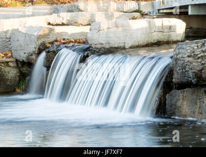 Wasser fließt über die Felsen Stockfoto