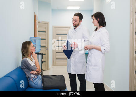 Patientin wird von Ärzten In Krankenzimmer beruhigt Stockfoto