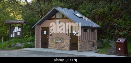 WC-Haus an der Frederick W. Panhorst Brücke, mehr allgemein bekannt als die russische Gulch Brücke in Mendocino vom 29. April 2017, Kalifornien USA Stockfoto