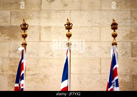 Die Spitzen der White Ensign, Anschluß-Markierungsfahne und Blue Ensign am Cenotaph in Whitehall in London Stockfoto