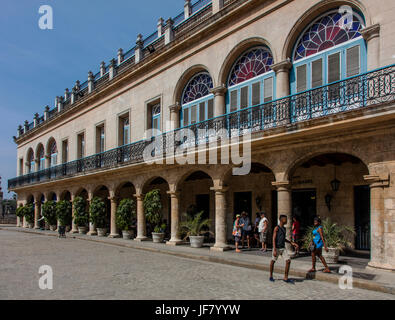 PALACIO DE LOS CONDES DE SANTOVENIA ziert eine Seite der PLAZA DE ARMAS in HABANA VIEJA - Havanna Kuba Stockfoto