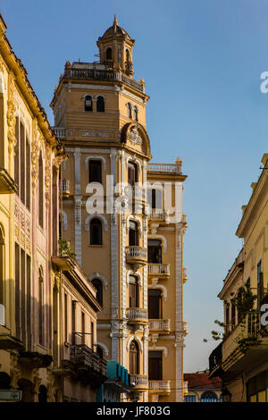 Historische Architektur entlang Mercaderes Street HABANA VIEJA - Havanna, Kuba Stockfoto