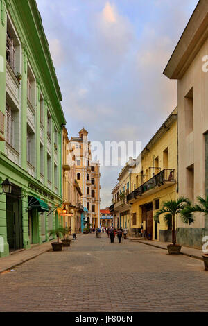 Historische Architektur Mercaderes Straße in HABANA VIEJA in der Dämmerung - Havanna, Kuba Stockfoto