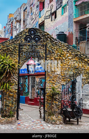 Eingangsbereich der Afro-kubanischen M Künstlerkolonie von CALLEJON DE HAMEL begann der Künstler SALVADOR GONZALES - Havanna, Kuba Stockfoto