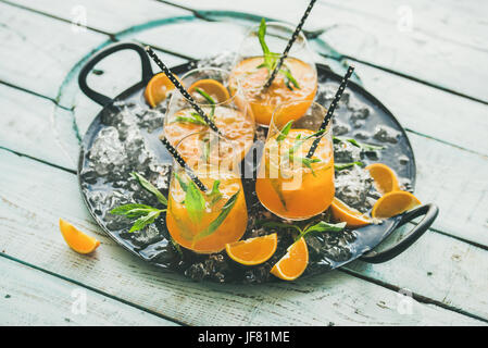 Erfrischende alkoholische Sommer-cocktail in Gläser auf Tablett Stockfoto