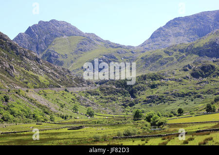 Nant Francon Tal mit Tryfan und Glyder Fawr als Kulisse Stockfoto