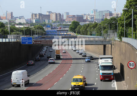 Die A38M Aston Expressway, mit Blick auf die Skyline von Stadtzentrum von Birmingham, UK. Stockfoto