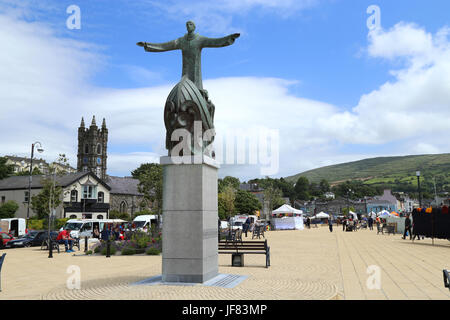 Statue von St. Brendan der Navigator in Wolfe Tone Square, Bantry, County Cork, Irland. Stockfoto