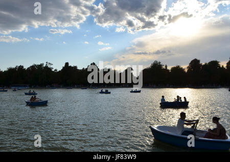 Touristen, die Bootstouren auf dem See Buen Retiro Park in Madrid, Spanien Stockfoto