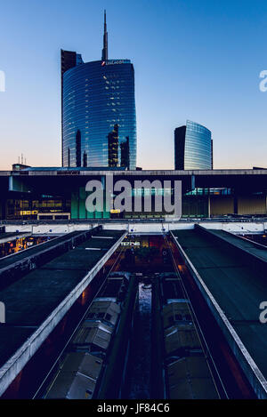 Mailand, Italien - Februar 04,2016: Mailand Porta Garibaldi Bezirk. Der Bahnhof und die Unicredit Bank-Hochhaus, in der Dämmerung. Stockfoto