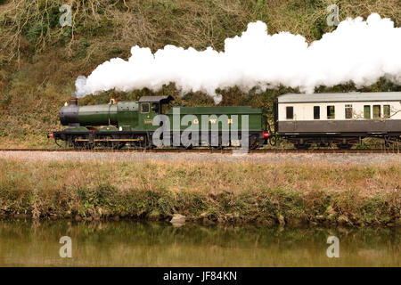 Dampfzug auf der South Devon Railway entlang des Flusses Dart, gezogen von GWR 2251 Klasse 0-6-0 keine 3205. Stockfoto