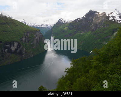 Blick auf Geirangerfjord aus Eagle Road Sicht auf einen bewölkten Tag Sunnmøre Region Møre Og Romsdal county Norwegen Fernblick über sieben Schwestern Stockfoto