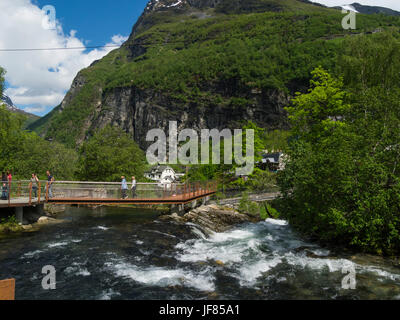 Ein erhöhter Fußgängerweg über Geirangelva Fluss in der schönen kleinen Dorf von Geiranger Sunnmøre Region Møre Og Romsdal Grafschaft Norwegen Stockfoto