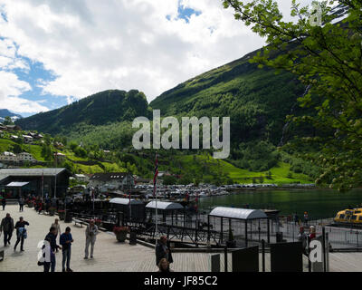 Geiranger Dorf Ende des Geirangerfjorden Sunnmøre Region Møre Og Romsdal Grafschaft Norwegen voll mit Besuchern und zahlreichen Kreuzfahrt Schiff Hellinge Stockfoto