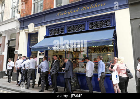 Unternehmerinnen und Unternehmer Schlange für Lebensmittel vor Porterford Metzger laden zur Mittagszeit Watling Street in der City von London EG4 England UK KATHY DEWITT Stockfoto