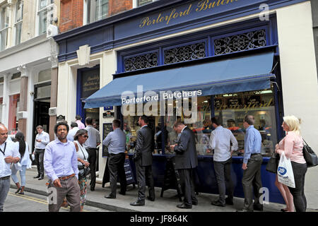 Unternehmerinnen und Unternehmer Schlange für Lebensmittel vor Porterford Metzger laden zur Mittagszeit Watling Street in der City von London EG4 England UK KATHY DEWITT Stockfoto
