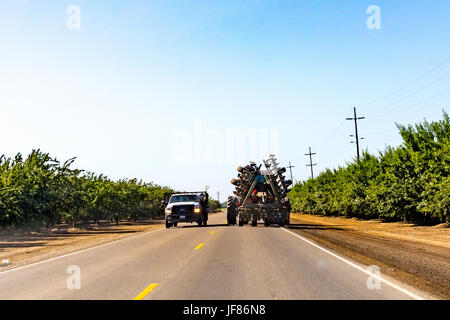 Einen sehr großen Traktor mit CD-Anlage am River Road im Stanislaus County Kalifornien USA Stockfoto