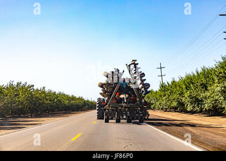 Einen sehr großen Traktor mit CD-Anlage am River Road im Stanislaus County Kalifornien USA Stockfoto