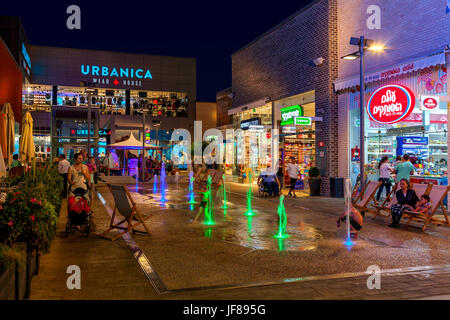 ASHDOD, ISRAEL - 3. Juli 2016: Geschäfte, Boutiquen und beleuchteten Springbrunnen in Openair Mall am Abend - im Besitz von großen Einkaufszentren Ltd., gegründet Stockfoto