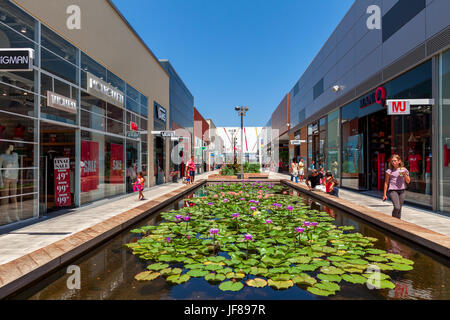 ASHDOD, ISRAEL - 24. Juli 2015: Künstliche Teich mit Blumen unter Geschäften, Boutiquen und auszusiedeln Filialen in Openair Mall - im Besitz von großen Shopping Cen Stockfoto