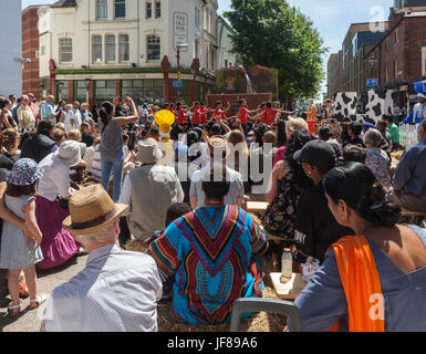 Publikum Menschenmenge beobachten ein durch die Cubs von Punjab, junge Bhangra-Tänzer, während des Sommers in Southside-Festival im Zentrum von Birmingham, England. Stockfoto