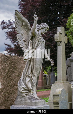 Ein Engel hält eine Rose und verweist auf den Himmel in Grange Friedhof, Edinburgh. Stockfoto