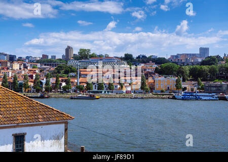 Blick von der Altstadt von Porto über Fluss bestehenden in Richtung Vila Nova De Gaia, Porto, Portugal.  Vila Nova De Gaia ist berühmt für die Unterbringung von Portos Portwein c Stockfoto