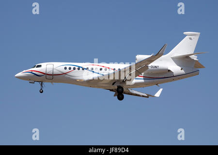 Eine private Dassault Falcon 7 X [M-erwirbt] auf Endanflug Piste 31. Stockfoto